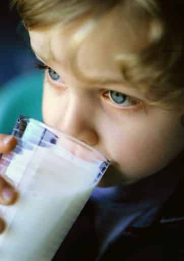 dete-pije-mleko